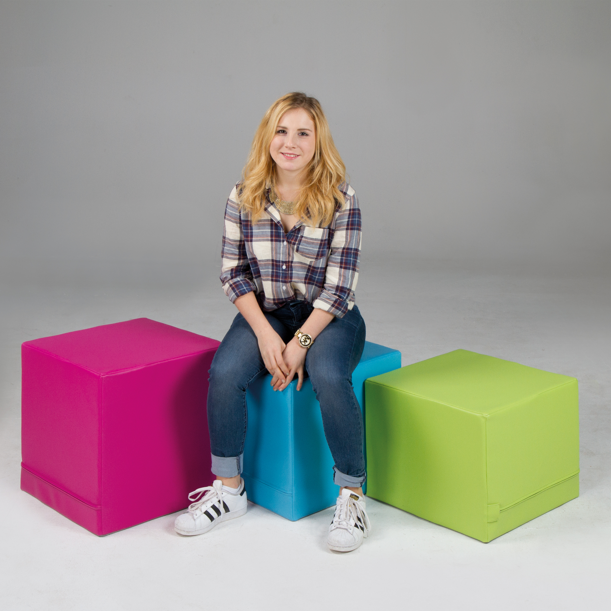 Gestoffeerde kruk CUBE met stof of eco-lederen bekleding