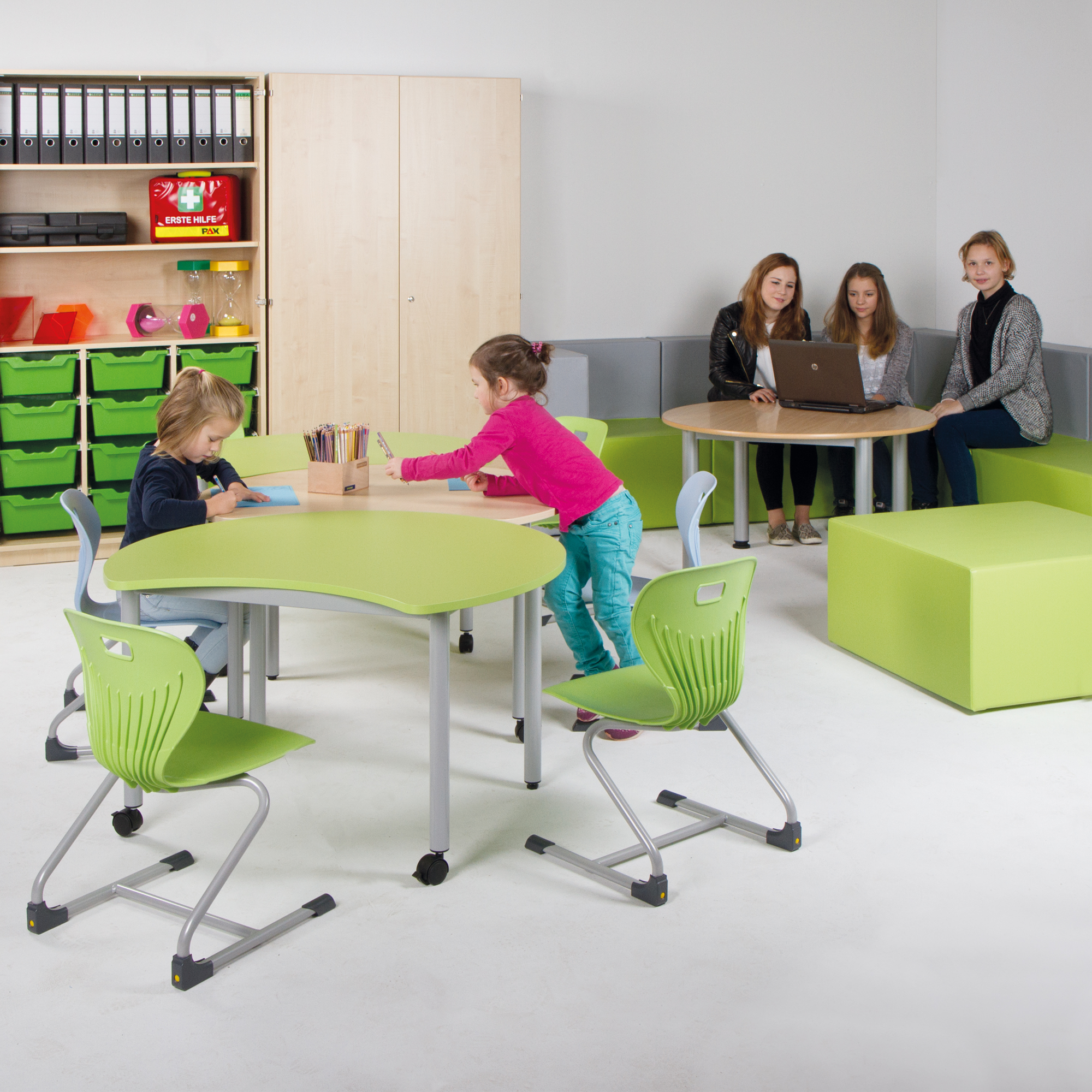 PAC-tafel met body-uitsparing, mobiele schooltafel met PowerSurf massief kernblad